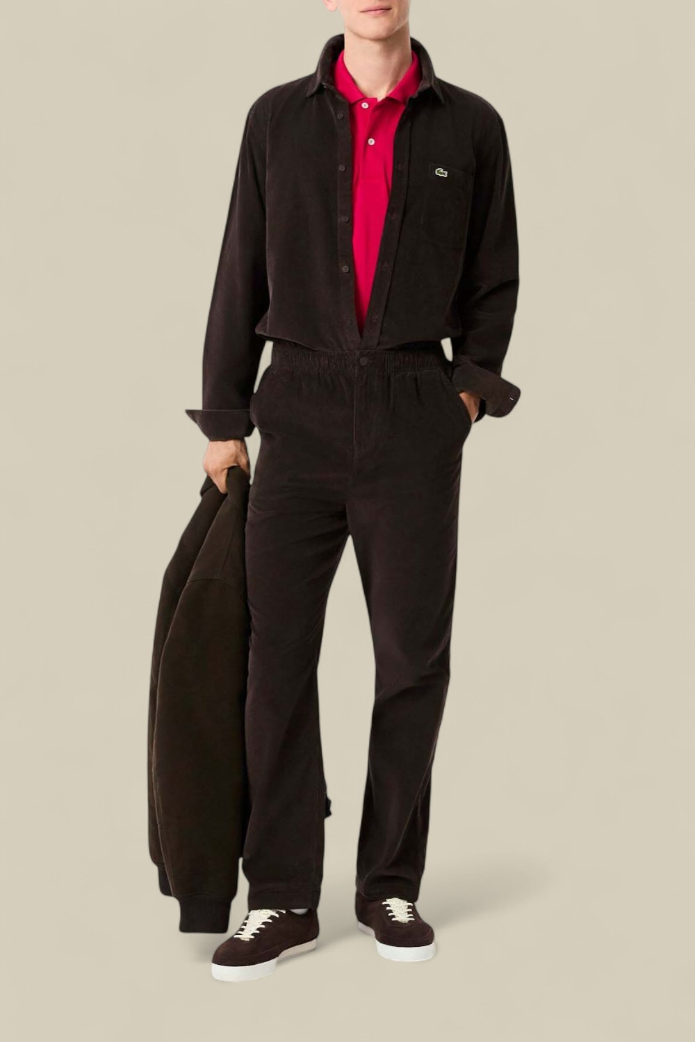 תמונת כל הלוק של חולצת כפתורים קורדרוי